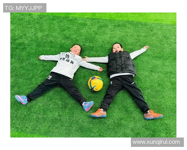 足球明星与儿子温馨互动视频展现亲子情深瞬间引发网友热议