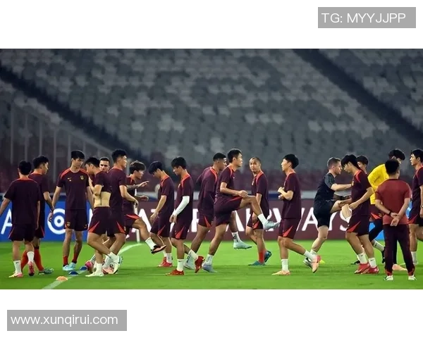 足球明星因伤病晕倒现场视频曝光引发球迷热议与担忧