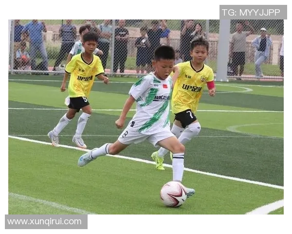 足球明星的孩子们齐聚赛场共同观赛感受父辈荣耀与激情