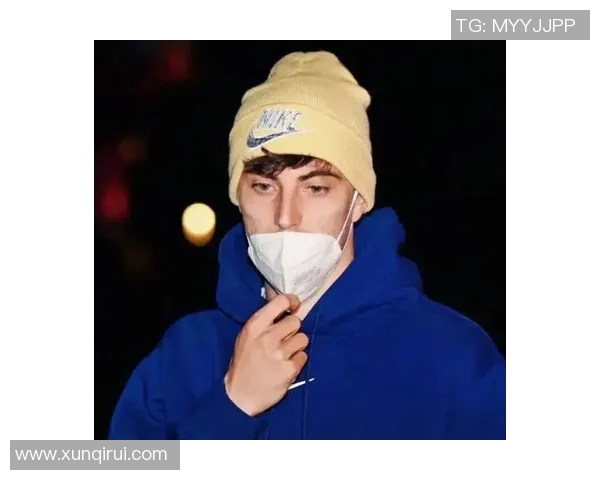 足球明星头像下的帅气男孩展现青春活力与运动魅力 足球明星头像下的帅气男孩展现青春活力与运动魅力