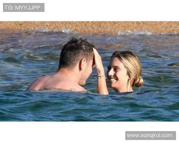 足球明星的假期生活揭秘：奢华度假与亲密时光的完美结合